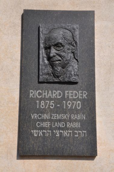 Pamětní deska R.Federa při vstupu na brněnský židovský hřbitov